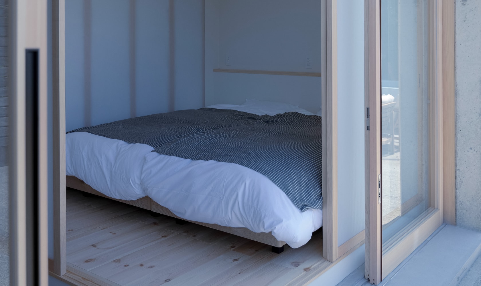 窓から海を見渡せる2階のベッドルーム