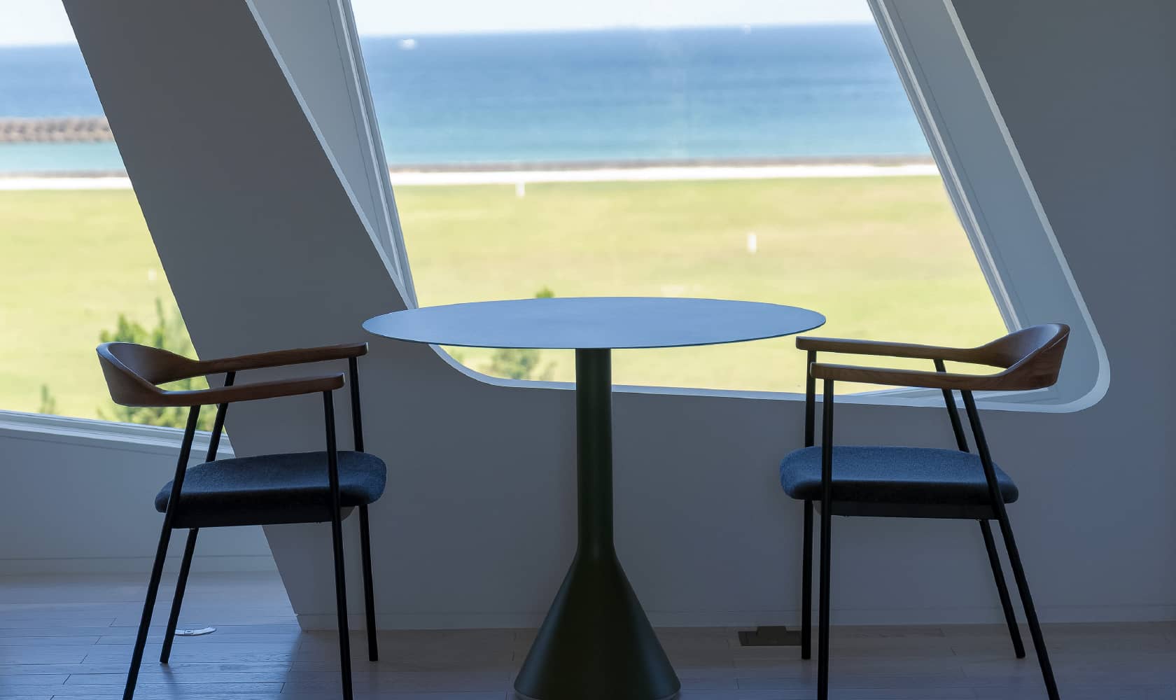 窓から海を見渡せるヴィラ